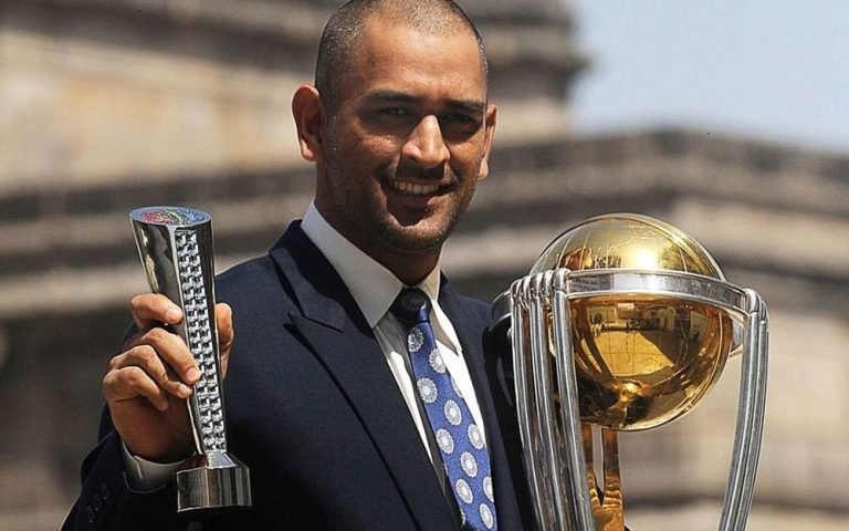 Dhoni raised another Trophy for India 