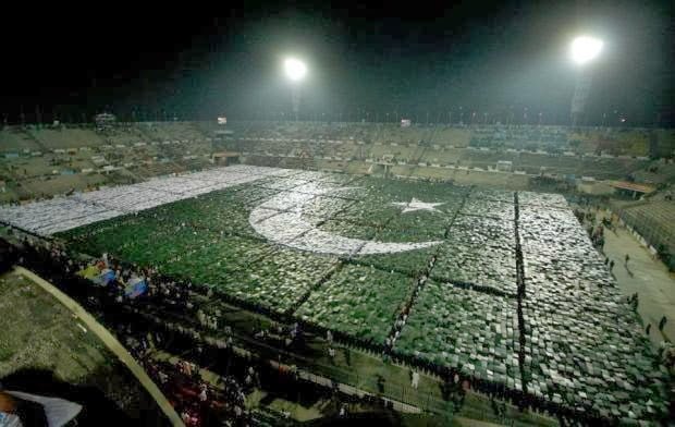 Pakistan Regained Largest human Flag recognized by Guinness book of World Record with 29040 persons
